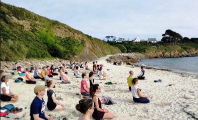 Yoga à la plage, un moment de détente en plein air