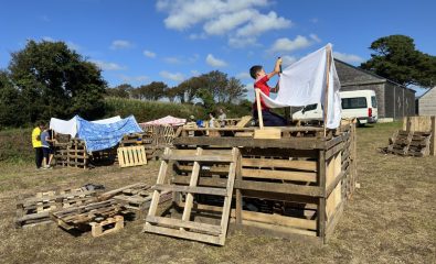Construction de cabanes : des jeunes hollandais à Ploumoguer