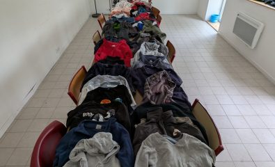 +70 vêtements et accessoires oubliés recherchent élèves ! 👕🧤